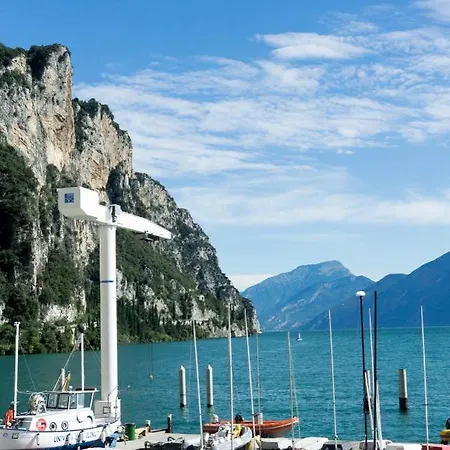 坎皮奥尤尼维拉旅馆 旅馆 *